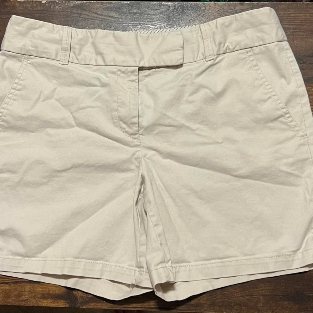 LOFT cream & tan shorts size 6 302.5